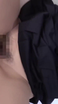 Mai - mulher casada em seu velho uniforme de estudante