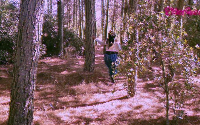 Riderqueen: Walking Forest - video voor fans met slowmotion