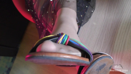 Mistress Legs: Sandal comel menari di kaki nilon saya