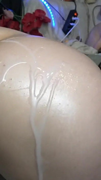 Azgın kız süper ıslak, sperm içinde sikiş makinesiyle eğleniyor!