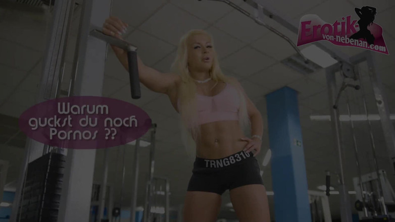 EroCom: Blondine mit kleinen titten wird ohne kondom gangbang