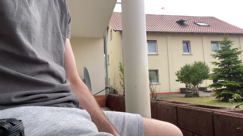 boyzxy212_2: Russische jongen die met zijn lul speelt op het terras....