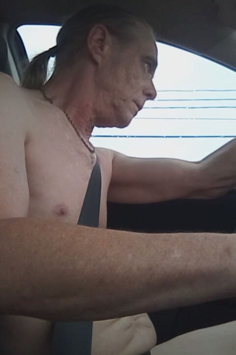 Mellissa: Dirigindo nua porque meu padrasto me disse para