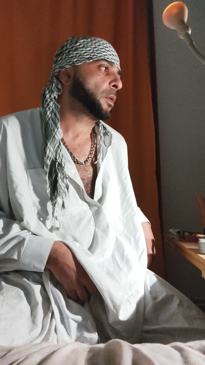 SmokedAlloy2: Dirtyjunkbro vestido com roupas afegãs, meias de convés mijando e...