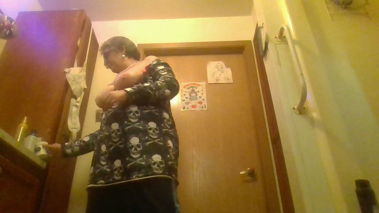 krazykristin: Новая модель пробует стриптиз и трогает себя огромными дилдо горячей вибратором