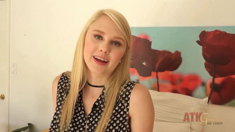 ATKIngdom Fans: Blondes teen, das ihren sexy körper beim casting zeigt
