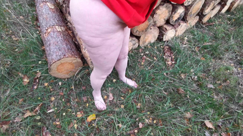 Bouncy Tits Action: जंगल में पूरी तरह से नग्न स्तन सजा
