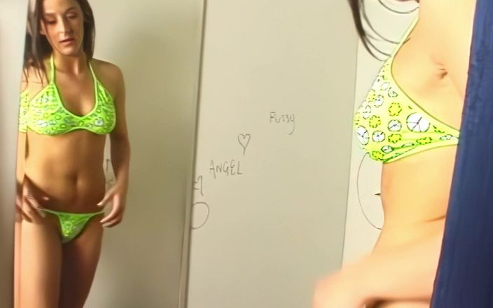 Pervy Studio: セクシーなブルネットポピーモーガンは、栄光の穴を吸う彼女の番を取る