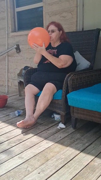 La Bella Infermiera Vicki Ha Una Richiesta per Far Esplodere Un Enorme Palloncino