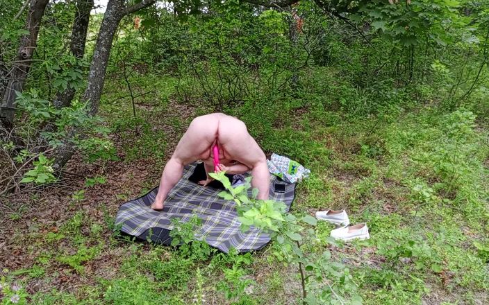 Zona901: Sousedka se svléká v parku a masturbuje její velkou kundičku