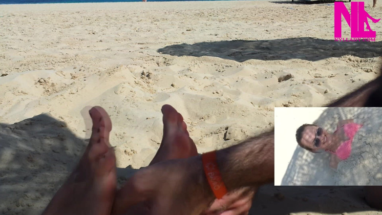 Nyllady: Eu sendo cócegas nos meus pés na praia