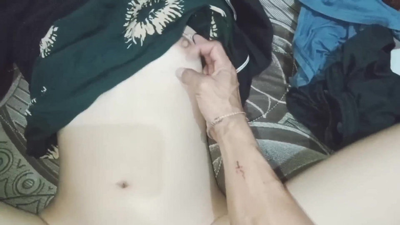 Noah: Молодая азиатская подруга (18+) Первая романтическая ночь в отеле - настоящая пара в любительском видео