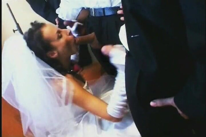 Wonderful Hot World X: Une mariée dévergondée se fait baiser par les invités du...