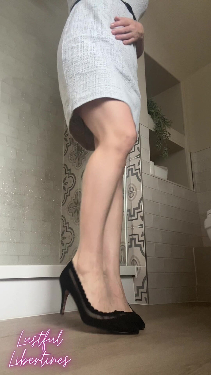 Lustful Libertines: Đi tiểu gót chân tuyệt vọng và đi tiểu xuống đôi chân...
