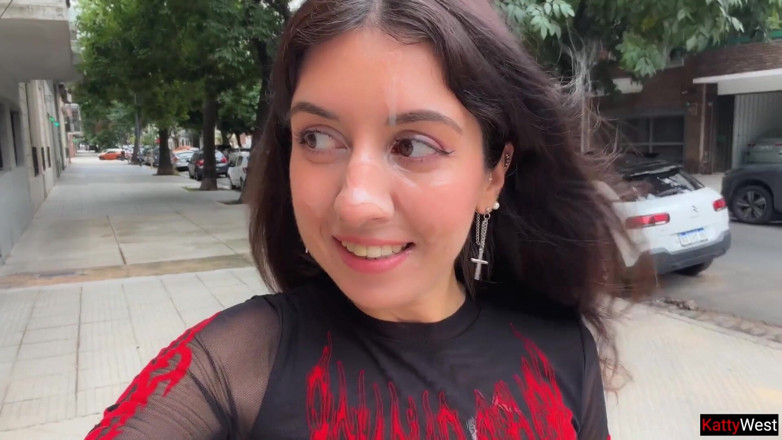 Katty West: 私は歩くのが大好きです、精液で!顔にお願い!- 通りを歩きながら