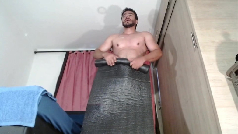 Tommhot: Esercizio con una banda della resistenza a casa e nudo