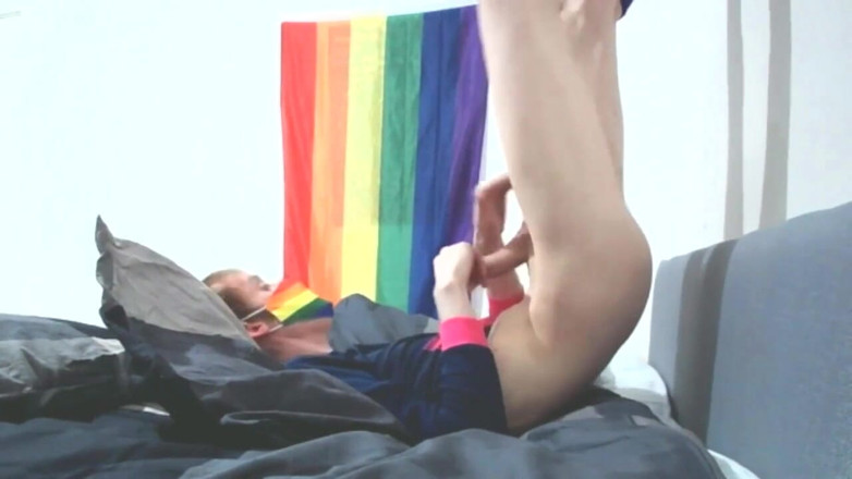 Gay Scottish twink Sammy Andrews: Sammy Andrews masturbándose con un kit de fútbol y corriéndose...