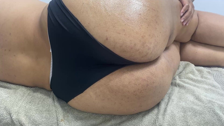 zendella usain: उसकी काली पेटी उस बड़ी गांड में फिट नहीं है