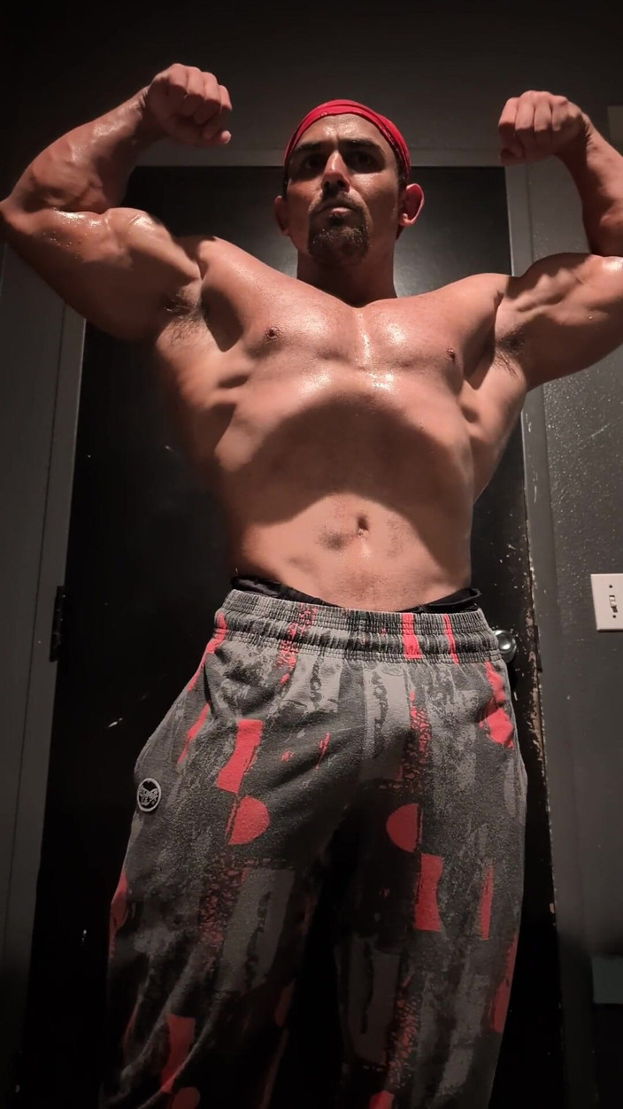 Benji Bastian: Heiße muskulöse bodybuilderin posiert und biegt sich nackt