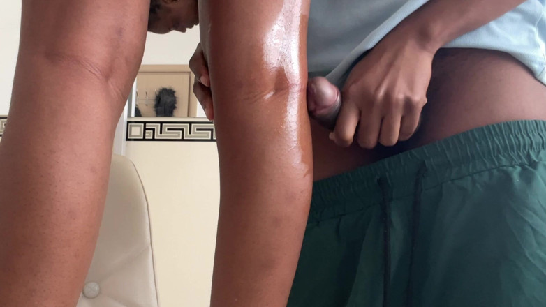 Rudie Kae: หยอกล้อ Popliteal มัน - หลังเข่าดูดควยและถูควย