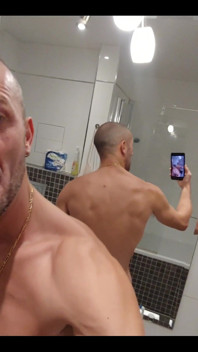 Паренек дрочит