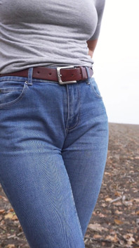 Milf provoca su gran coño en blue jeans al aire libre