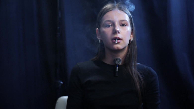 Russian Smokers: Sesi seks solo gadis sange ini dientot dengan perlahan sambil...