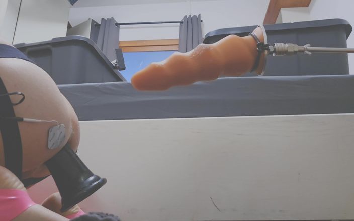Chastitybeltboy: गुलाबी लेटेक्स स्टॉकिंग के साथ शुद्धता में आदमी मशीन और मुठ्ठी घुसाने का मजा ले रहा है