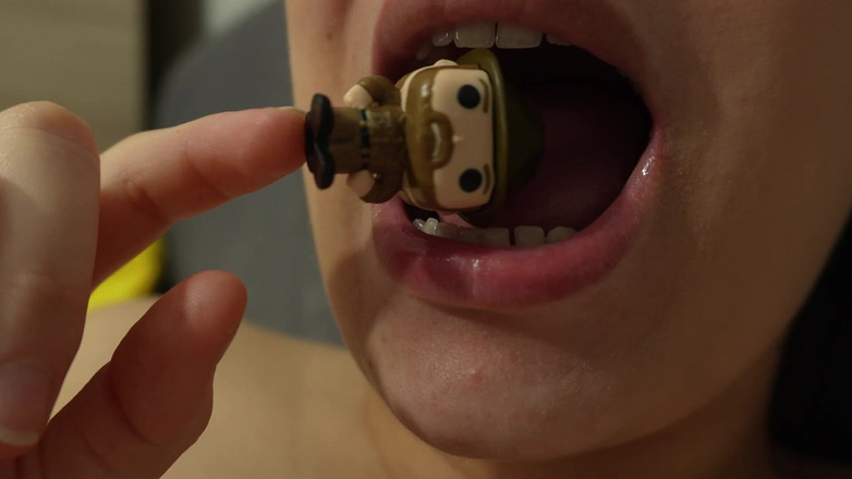 AmayaMori: Дівчина-гігант їсть крихітну людину і смокче його