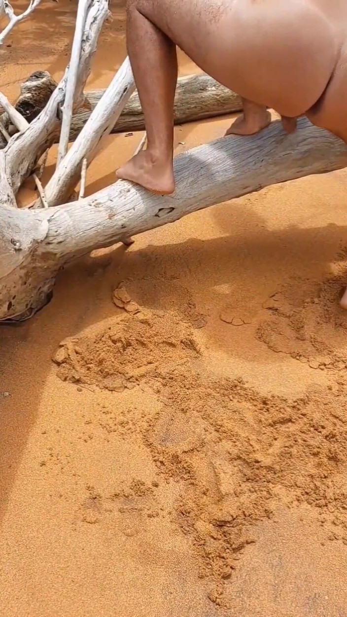 Ladysilvas: Ladysilva nuda sulla spiaggia Chi lo metterà bene nel mio...