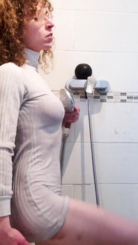 Ich mache mein Kleid unter der Dusche nass und spritze wie ein Frühreifer!