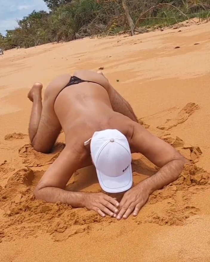 Ladysilvas: Ladysilva Crossdresser muy cachonda en la playa en bragas, qué...