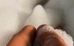 Compilation di pipì da un'amante in calze bianche e collant nudi