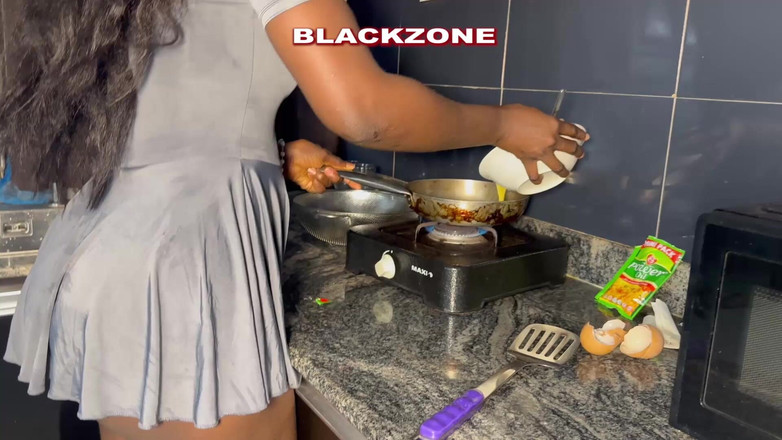 Blackzone Films: 她在厨房做饭，我在她吃东西的时候折了她的身体