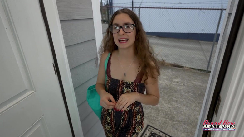 Brand New Amateurs: Teenie-streberin kommt zum vorsprechen, lutscht schwanz und fickt auf casting-couch