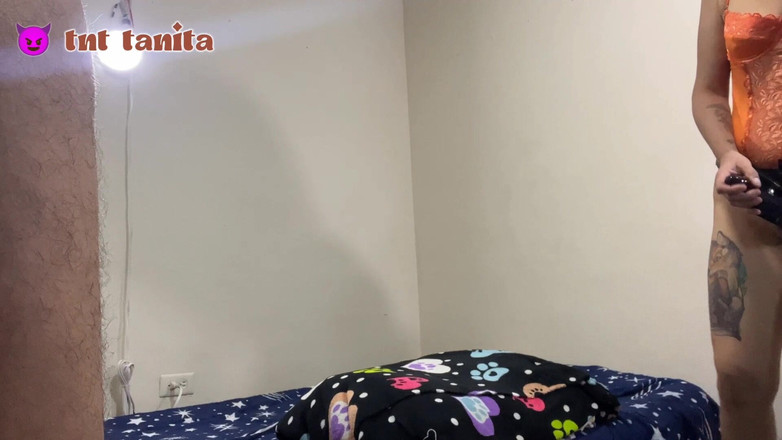 tnt_tanita: Tatlı kız erkek arkadaşının götüyle oynuyor, götünü sikiyor ve göt...