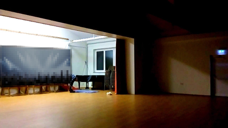 Mark Hannes: Cowok kulit putih resiko masturbasi buru-buru di balai musik