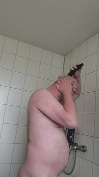 Nahý kluk v nylonu a střihovač dlouhých vlasů