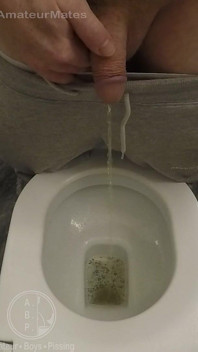 Amatérský chlapec přistižen při chcaní v domě svého kamaráda