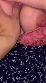 Bir öğrenci kirada ertelemek için hamile bir ev sahibesini sikiyor