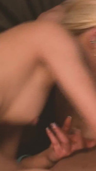 Hermosas Chicas 1_blonde Escena Con Tetas Pequeñas Le Encanta Recibir Dos Pollas a La Vez