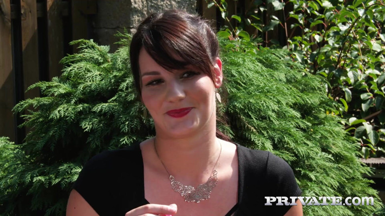 Private.com: Mila Milan en Elena Vega aan het zwembad voor wat...