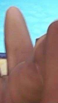 Latina Tranny na dovolené je ošukaná do análu poolboyem Venku