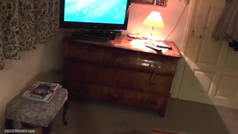 Britney Swallows - Cumtrainer: Futebol de pau! Cadela esposa Britney engole obedientemente chupa marido...