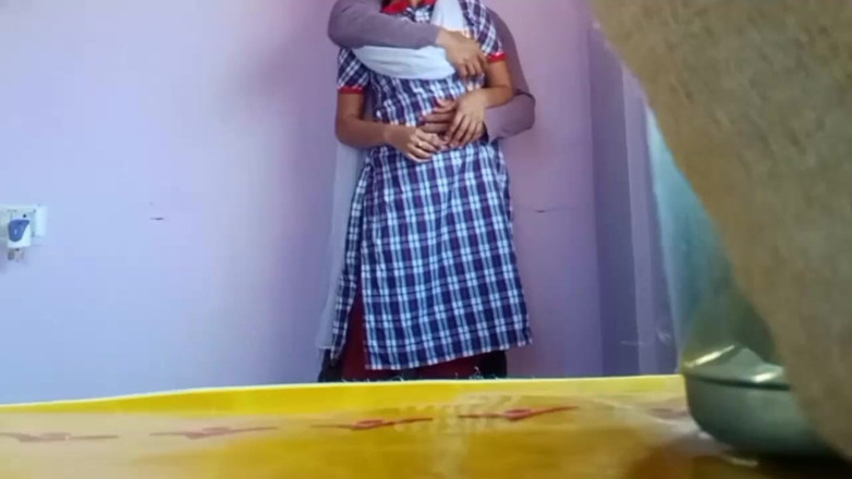 Fantacycutting: Estudiante universitaria recién admitida follando con su joven maestra - parte 1
