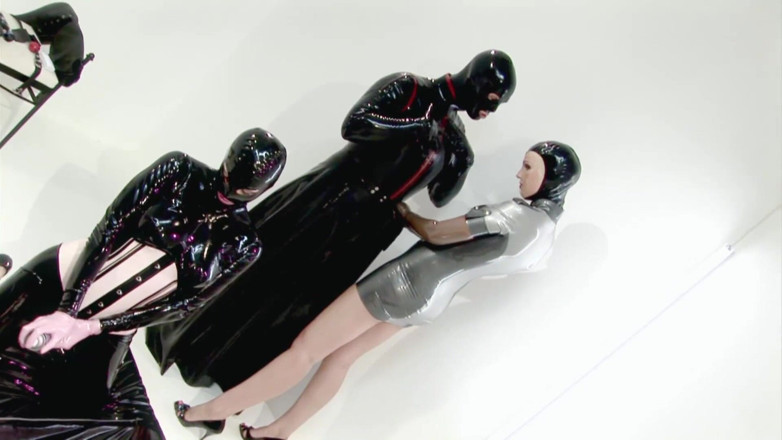 Bizare & Extreme: Latex femdom sitting on a slave's face