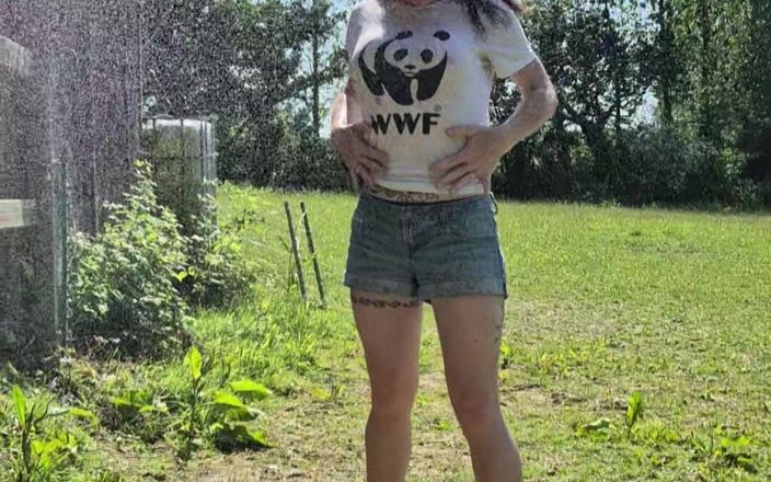 Demelza: Timp de joacă cu tricou umed - răcire sub un duș...