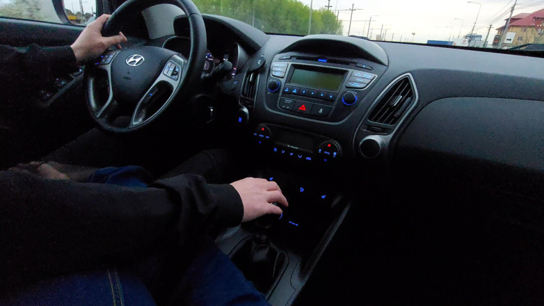 Step Mommy: Amatérská MILFka v džínách a nylonových ponožkách dává taxikáři footjob