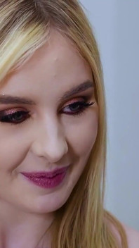 Blondă sexy pisicuță futută în cur de o pulă masivă