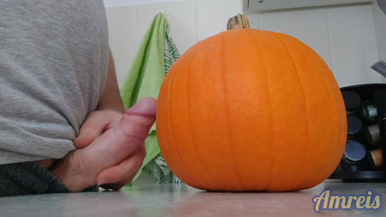 Amreis: Ännu en Halloween-orgasm. Dunkande och tjock på pumpa.